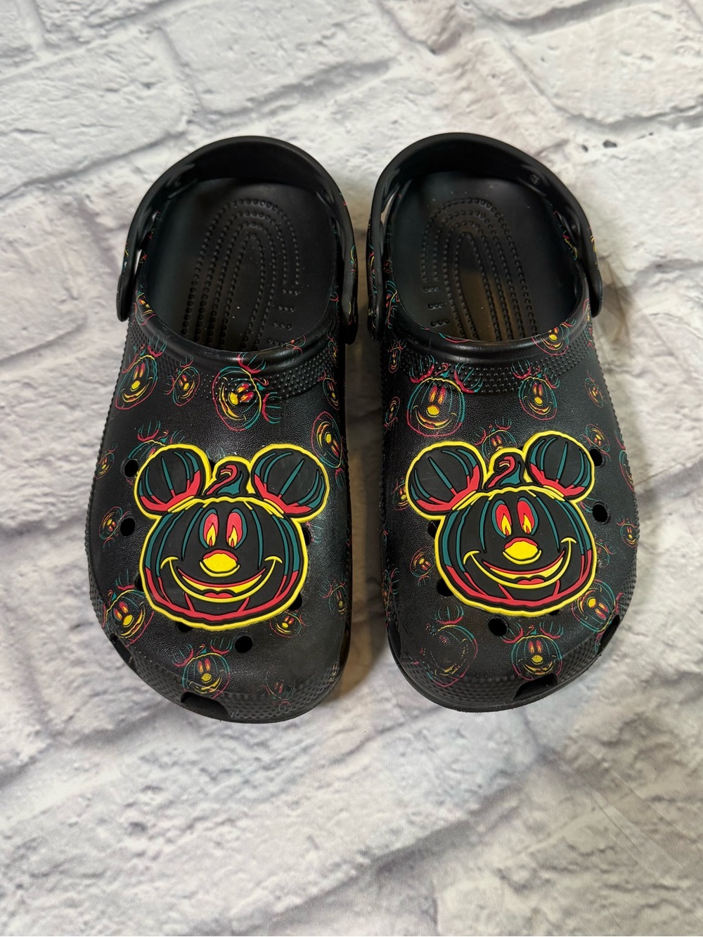 Disney Parks 2023 Glow in the Dark Halloween Crocs size 9